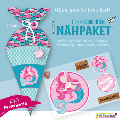 Die entzückende Meerjungfrau Pia Perlenkette schwimmt mit Dir in den Schulanfang an deiner neuen Schule. Sie hat funkelnde Perlen, die sie bestimmt mit Dir zur Einschulung teilen wird. Du kaufst hier ein Nähpaket für eine 70 cm "Pia Perlenkette"-Schultütenhülle (ohne Papprohling) in Türkis.